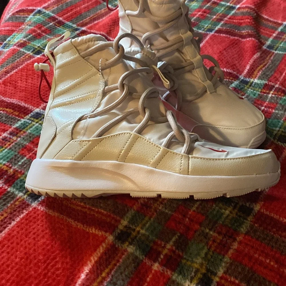 NIKE BOOTS
